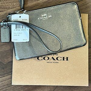 NWT Coach Wristlet Corner Zip
